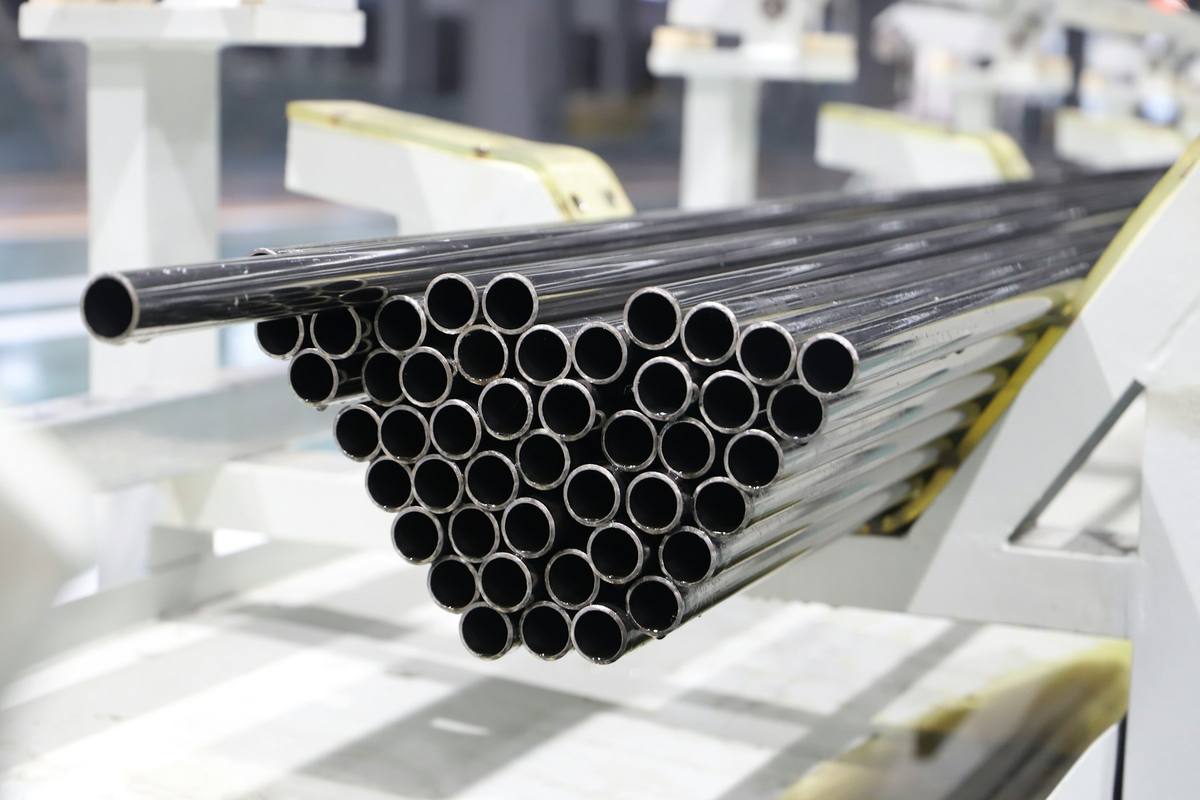 Checking aluminium profile section dimensions and tolerances against drawings at the factory