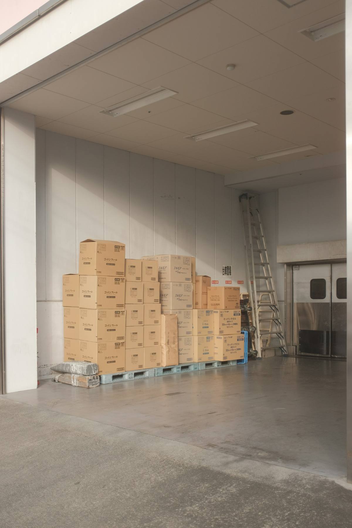 Guangzhou sourcing agent checking outgoing goods and packaging against the warehouse