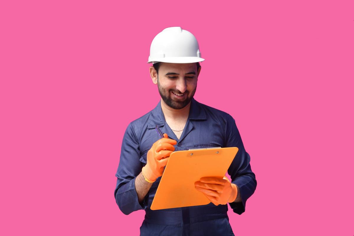 Notre équipe de sourcing réalisant un audit d'usine sur site, en vérifiant les documents d'entreprise avec le fournisseur