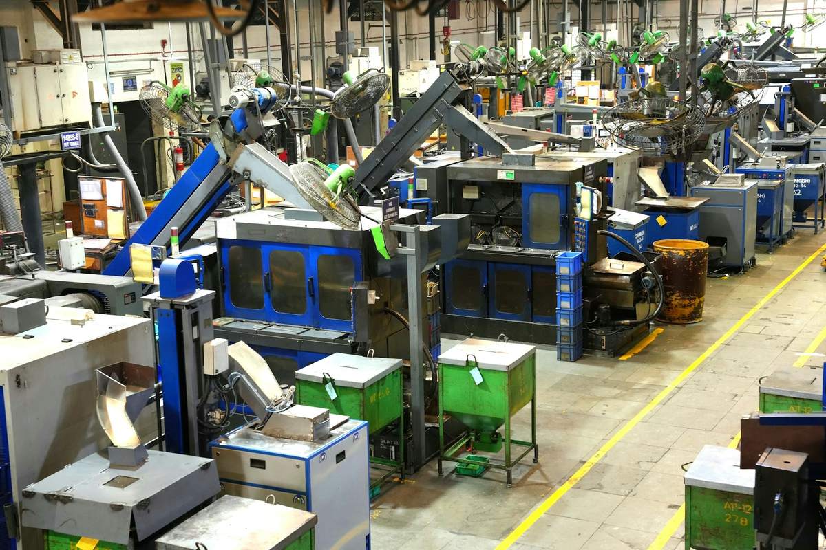 Checking tooling and injection lines at a Dongguan factory