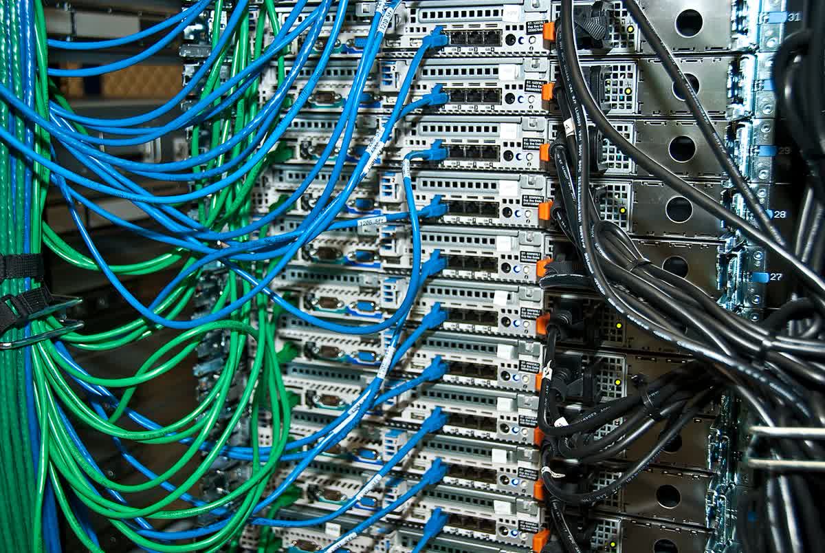 Cablagem estruturada e patch cords na parte de trás de um rack numa sala de comunicações