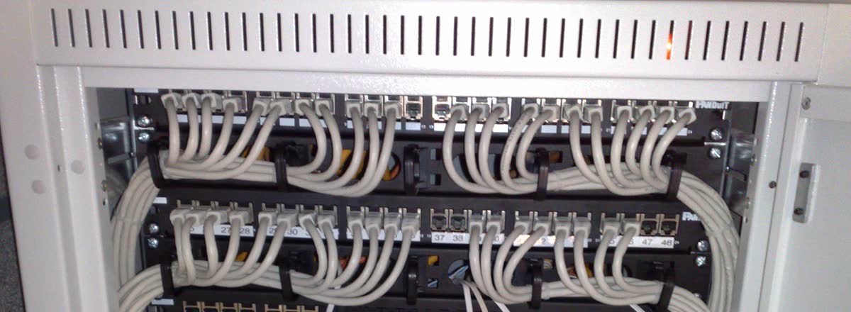 Termination and cable management on a 48-port patch panel: labels, bend radius and port map