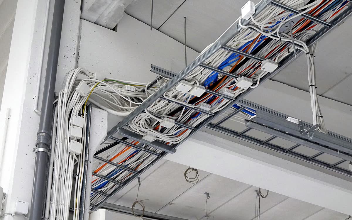 Bundled cables laid in a cable tray: mains/ELV segregation and layering must be fixed at drawing stage