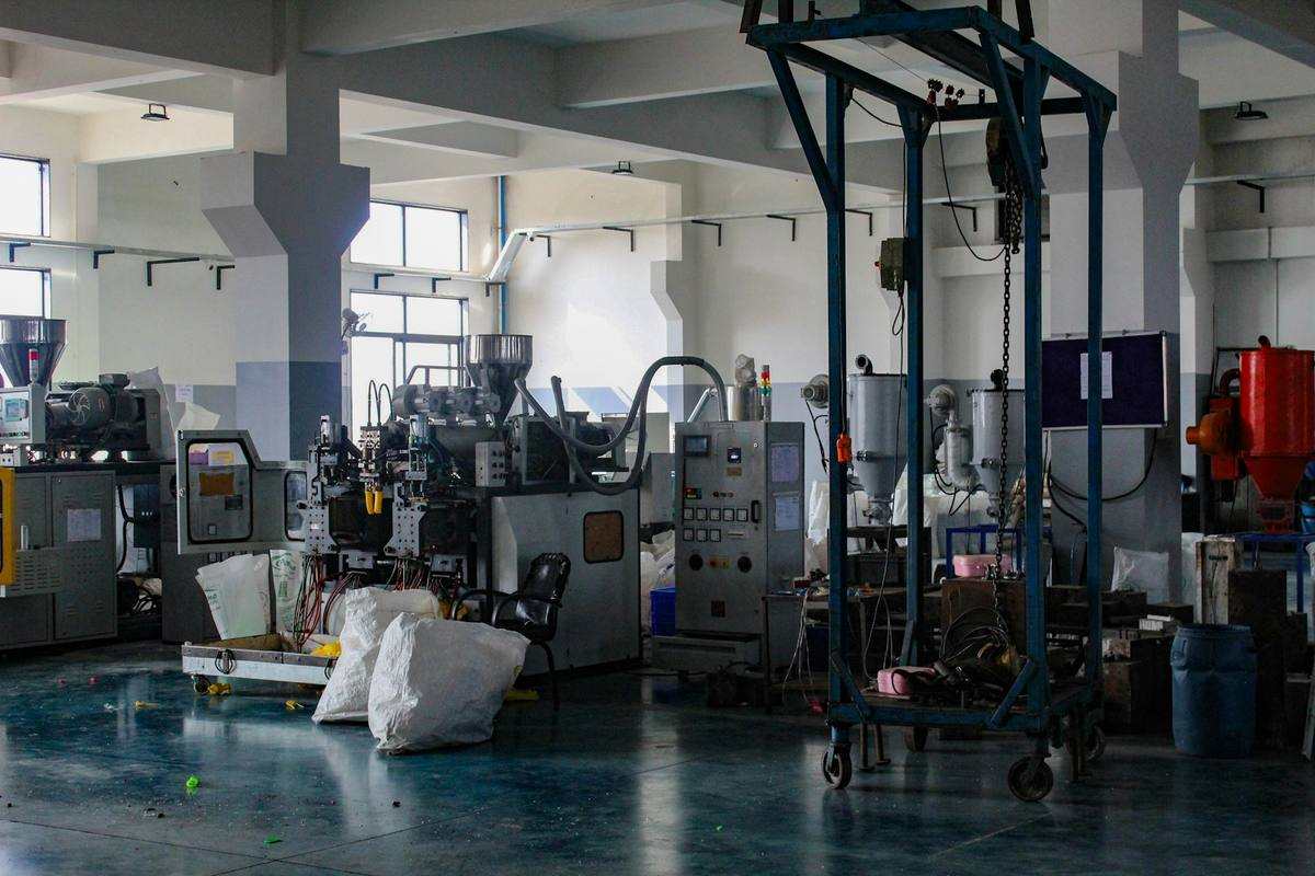 Auditor di fabbrica che verifica linee di produzione e registrazioni di qualità