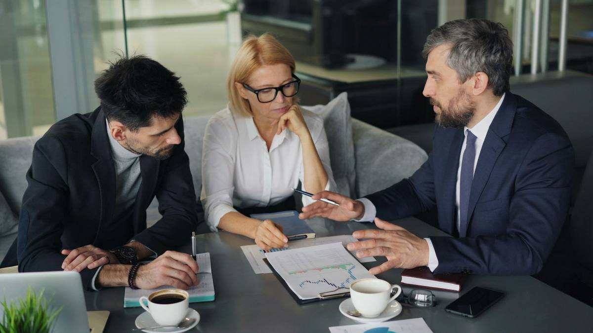 Agente di sourcing di Guangzhou che discute i requisiti di qualità con la fabbrica sul posto