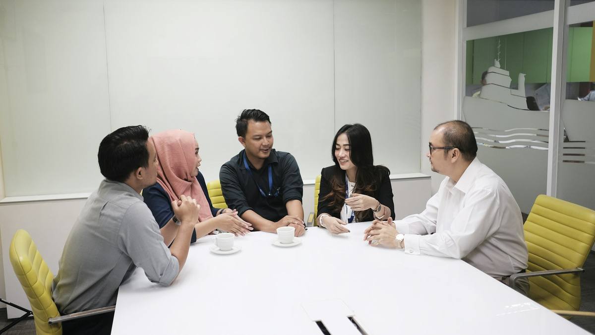 Sourcing agent negotiating sample fees and sampling schedule with a factory in Guangzhou