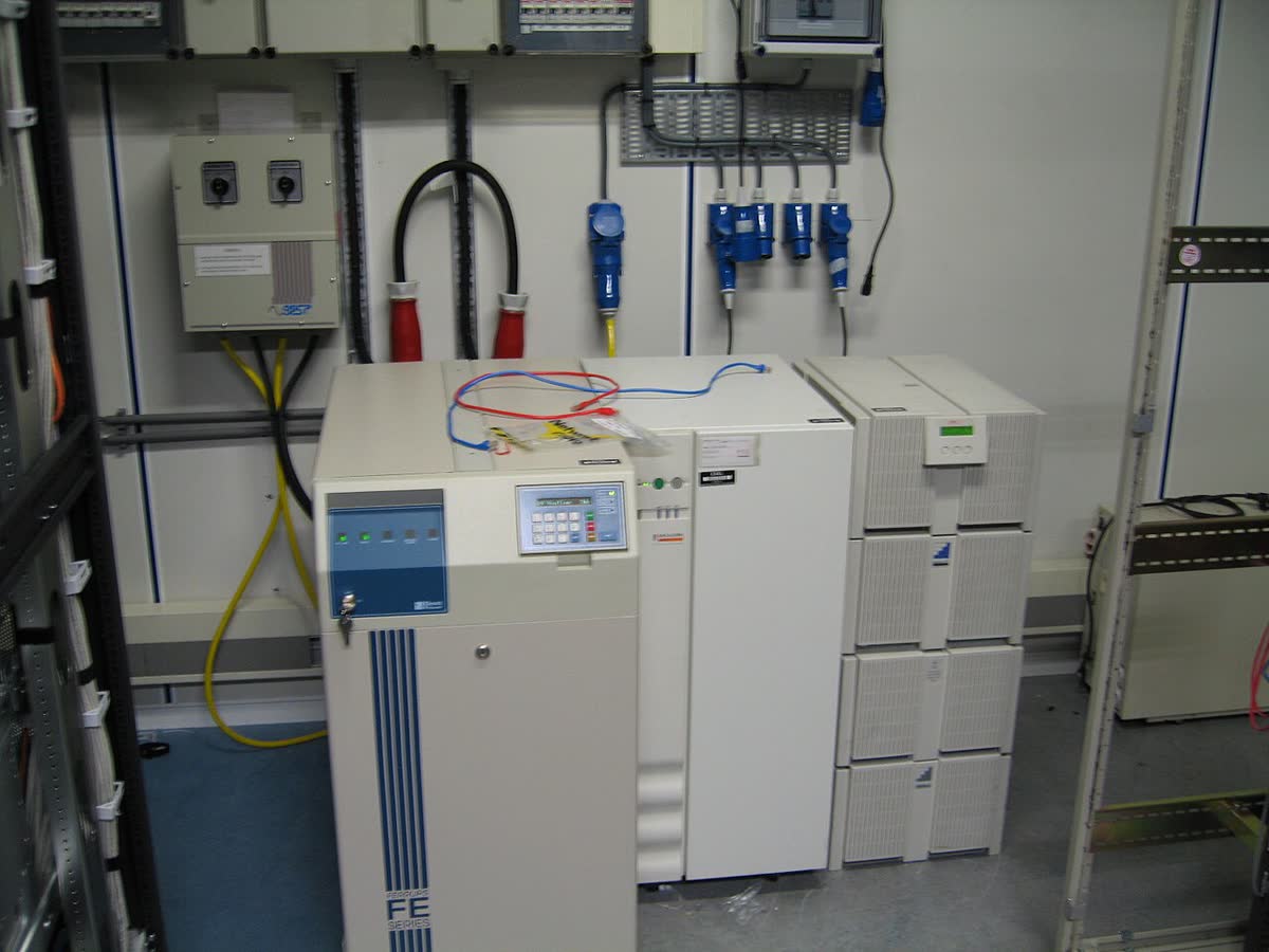 Unidades UPS para rack e unidades de distribuição de energia num armário
