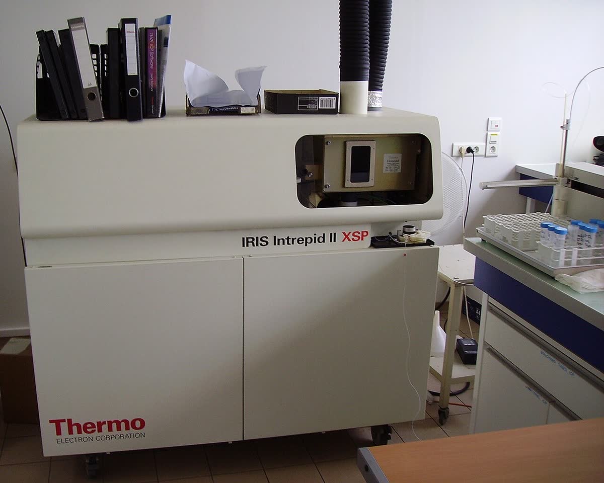 Ciò su cui si conclude un contratto è l'analisi di laboratorio del campione prelevato dalle balle — in foto: uno spettrometro ICP utilizzato per l'analisi dei metalli