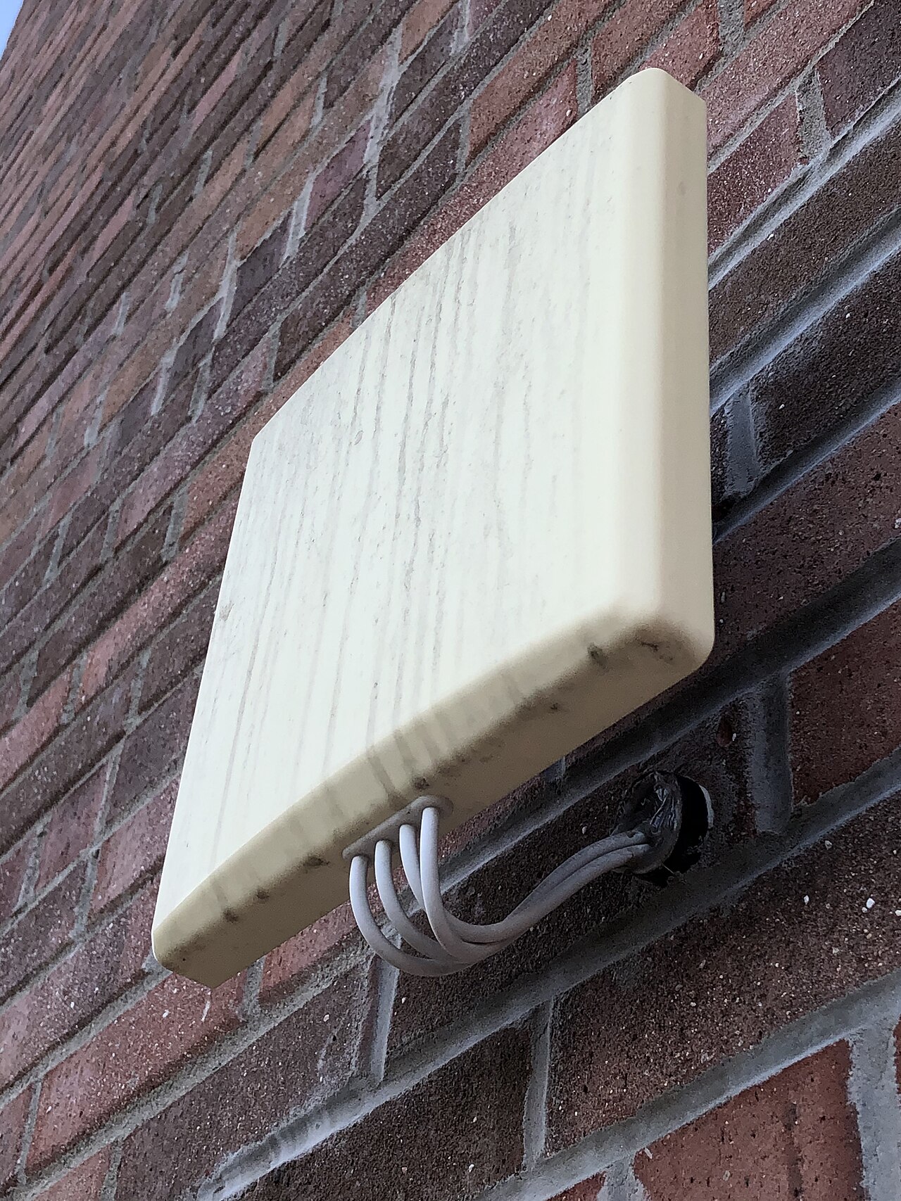 Hotel WiFi & Network Case Study: 500 Rooms, 383 APs