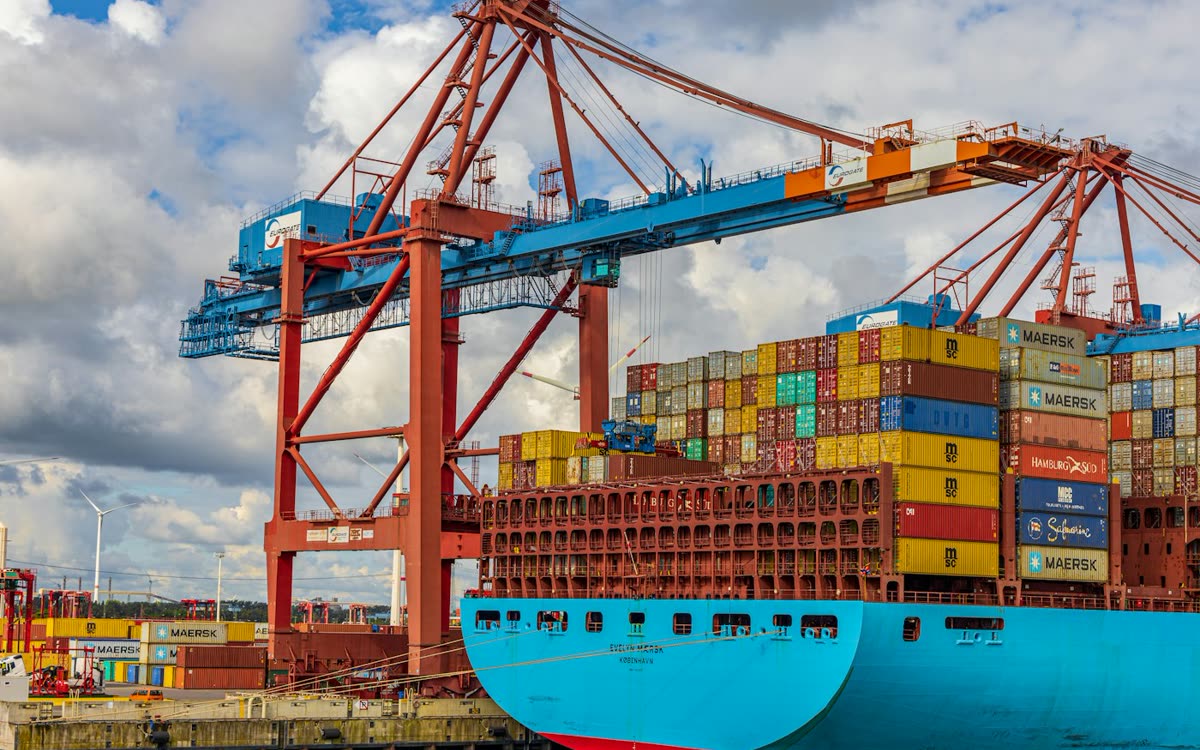 Container terminal with gantry cranes loading a China-Europe vessel
